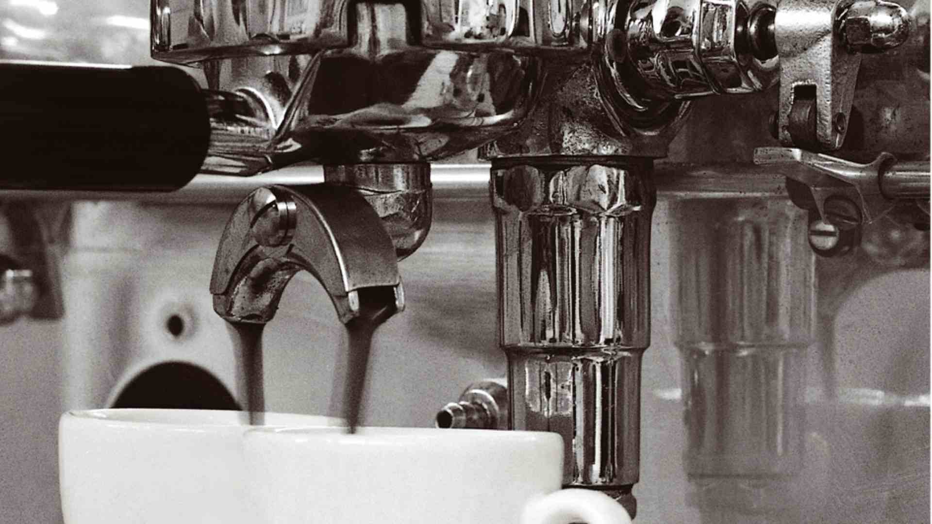 Il caffè espresso tradizionale È italiano (cromata)